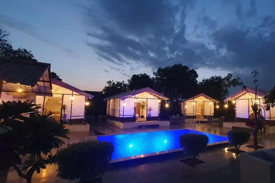Luxury Farmhouse In Chhatarpur With Pool Nowe Delhi Zewnętrze zdjęcie
